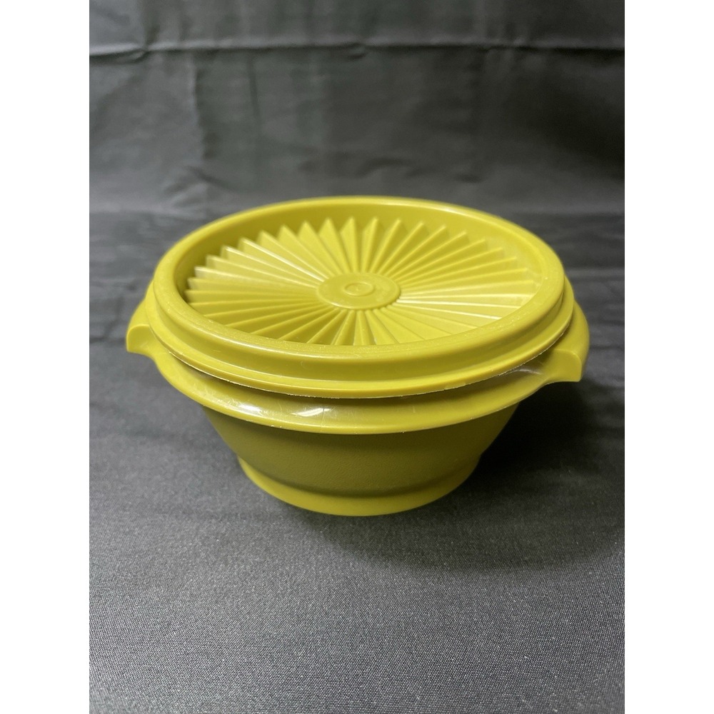 Vintage Tupperware small green 10oz SERVALIER BOWL 1323 w/Starburst Seal Lid 812